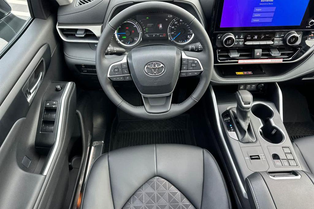 new 2025 Toyota Highlander Hybrid car, priced at $51,063