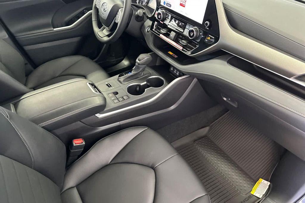 new 2025 Toyota Highlander car, priced at $47,244