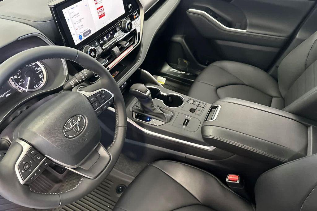 new 2025 Toyota Highlander car, priced at $47,244