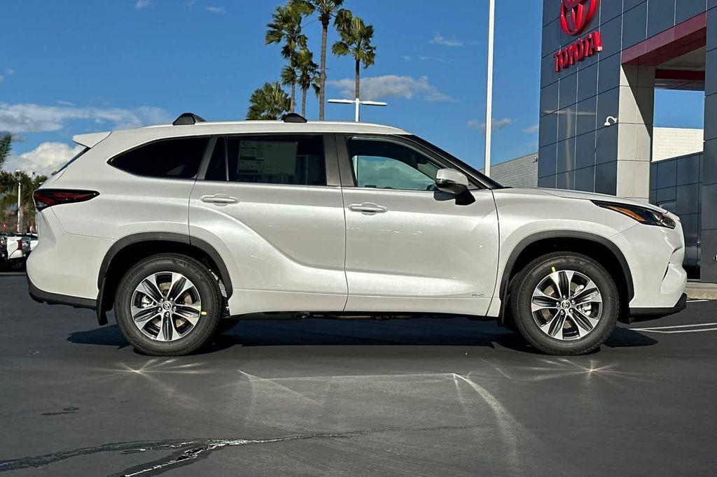 new 2026 Toyota Highlander Hybrid car, priced at $52,102