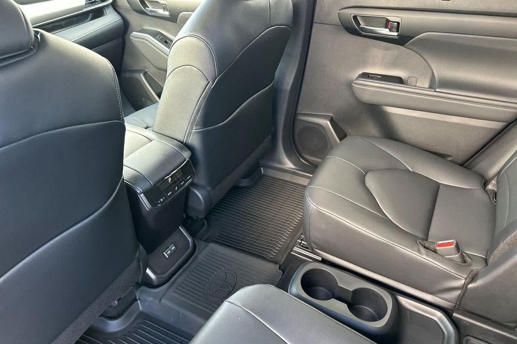 new 2026 Toyota Highlander Hybrid car, priced at $52,102