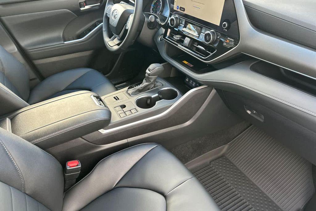 new 2026 Toyota Highlander Hybrid car, priced at $52,102