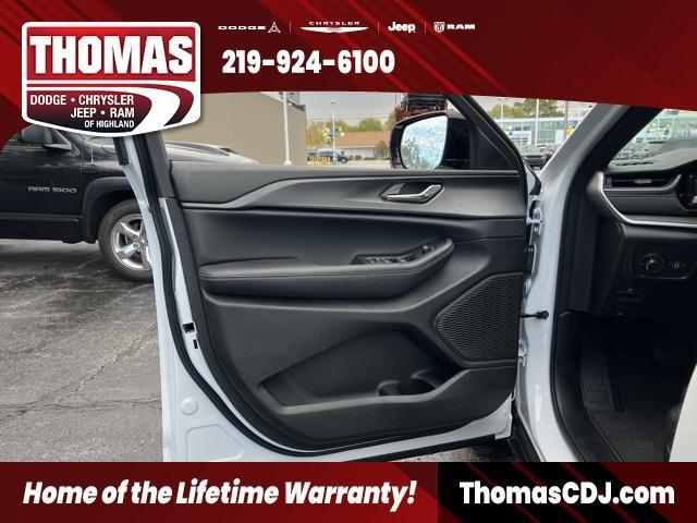 new 2025 Jeep Grand Cherokee car, priced at $40,156