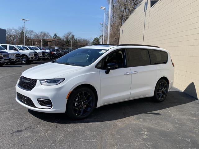 new 2024 Chrysler Pacifica car, priced at $44,711