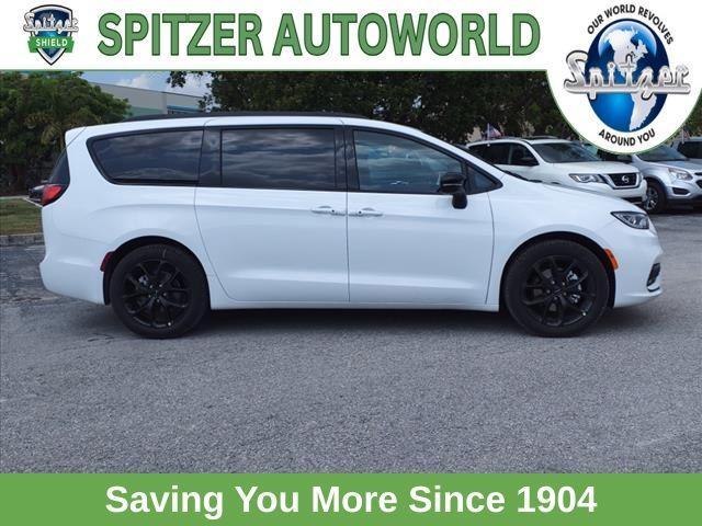 new 2024 Chrysler Pacifica car, priced at $42,407