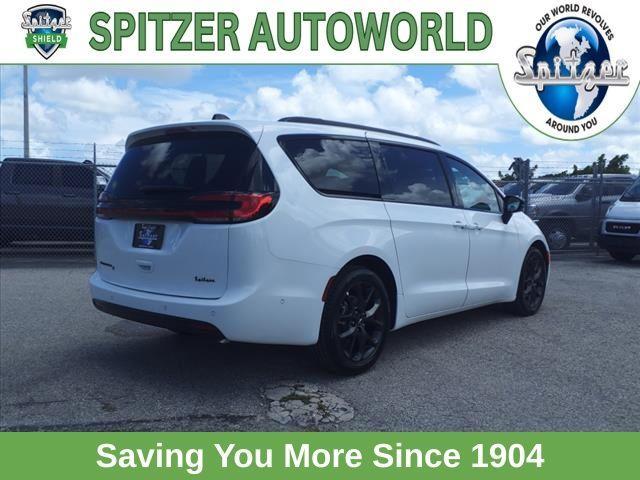 new 2024 Chrysler Pacifica car, priced at $43,655