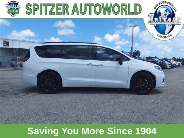 new 2024 Chrysler Pacifica car, priced at $43,655
