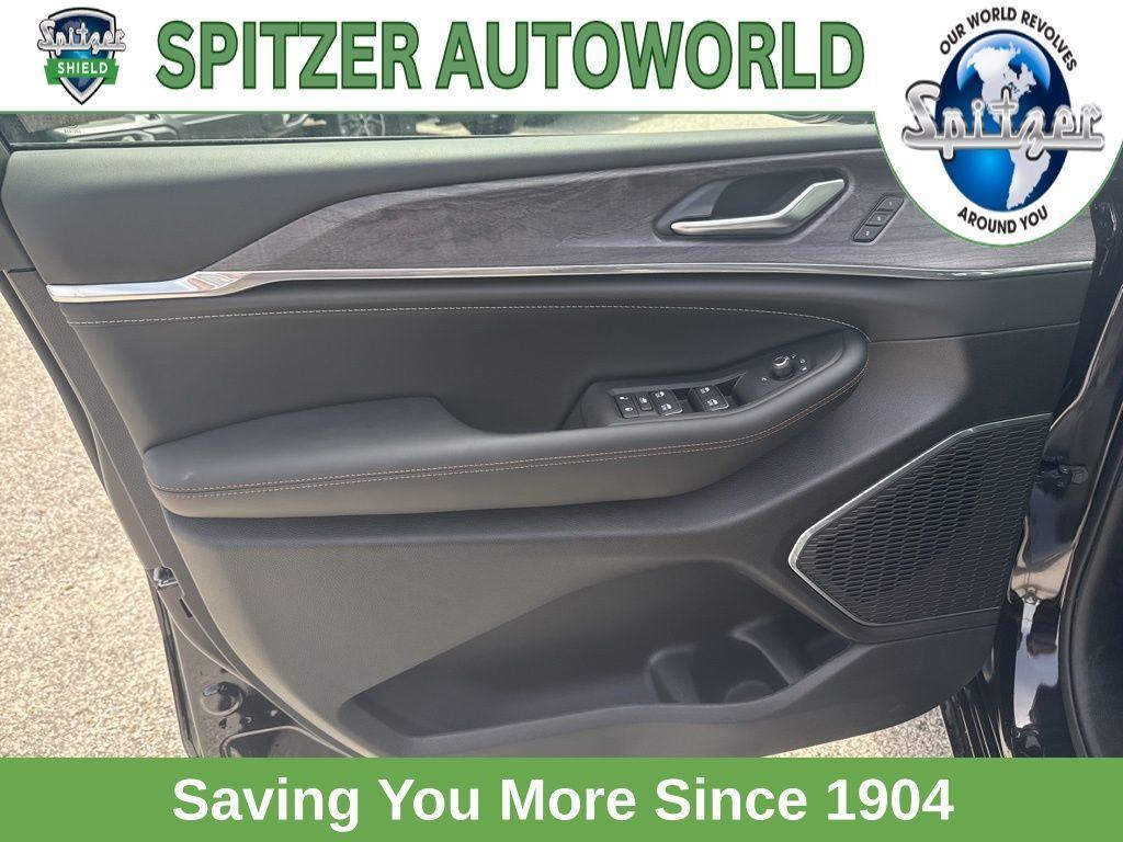 new 2025 Jeep Grand Cherokee car, priced at $61,543