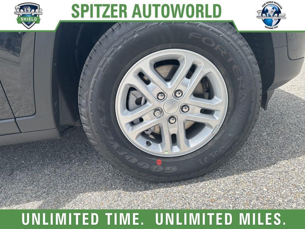 new 2025 Jeep Grand Cherokee car, priced at $35,725