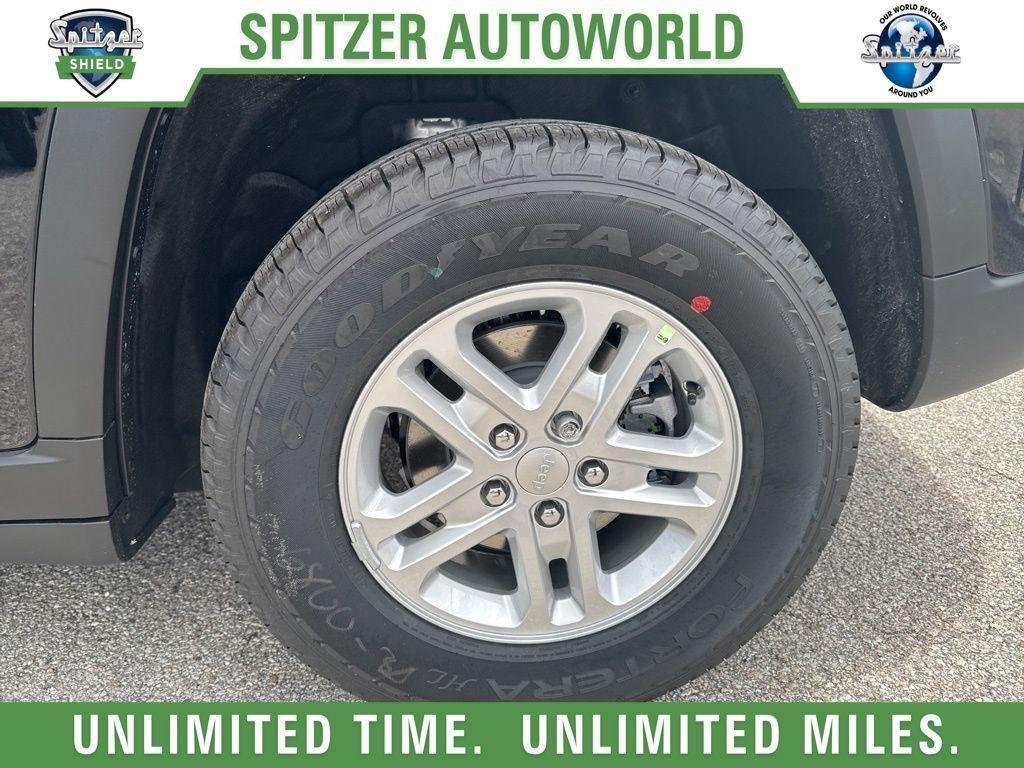 new 2025 Jeep Grand Cherokee car, priced at $35,725