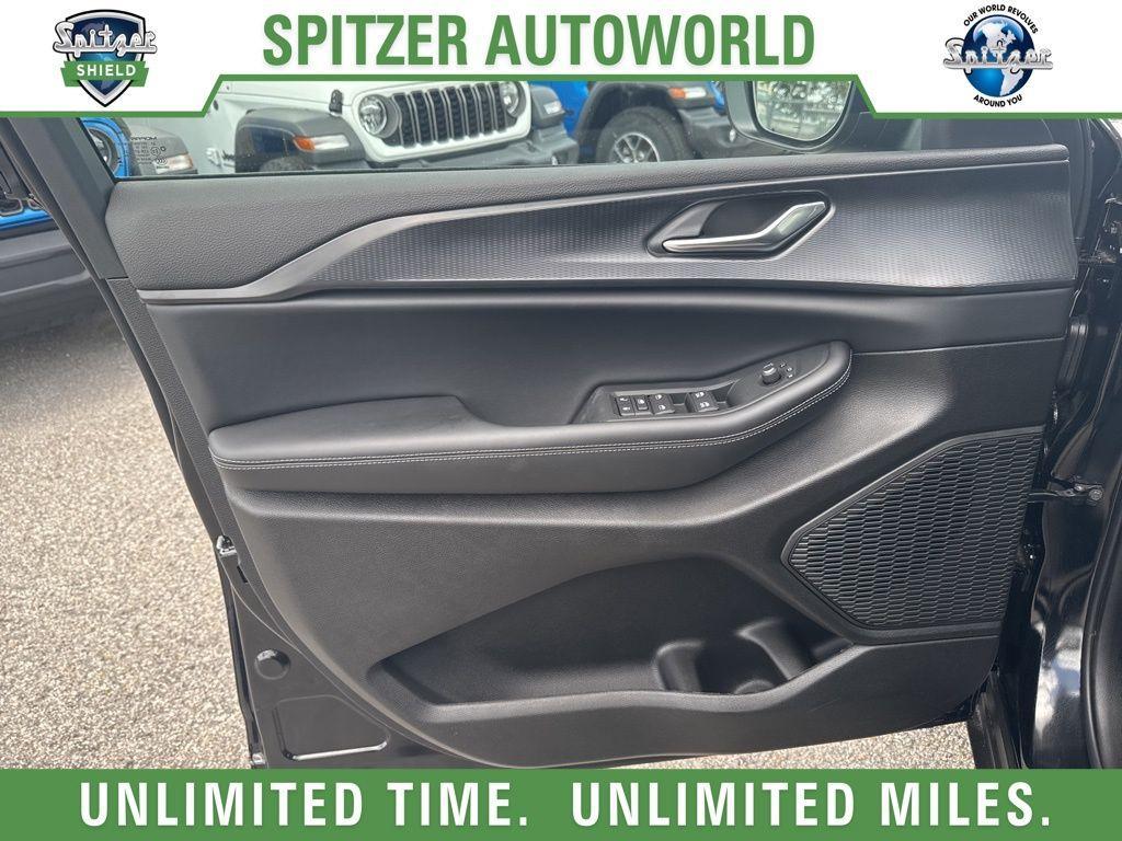 new 2025 Jeep Grand Cherokee car, priced at $35,725