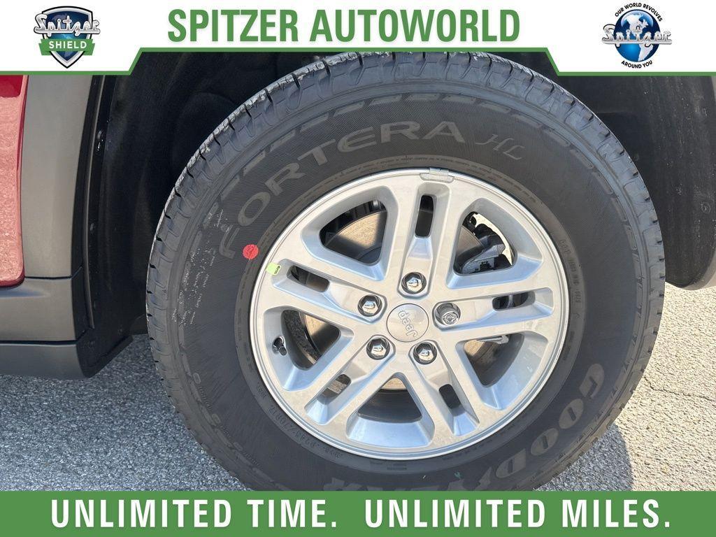 new 2025 Jeep Grand Cherokee car, priced at $35,729