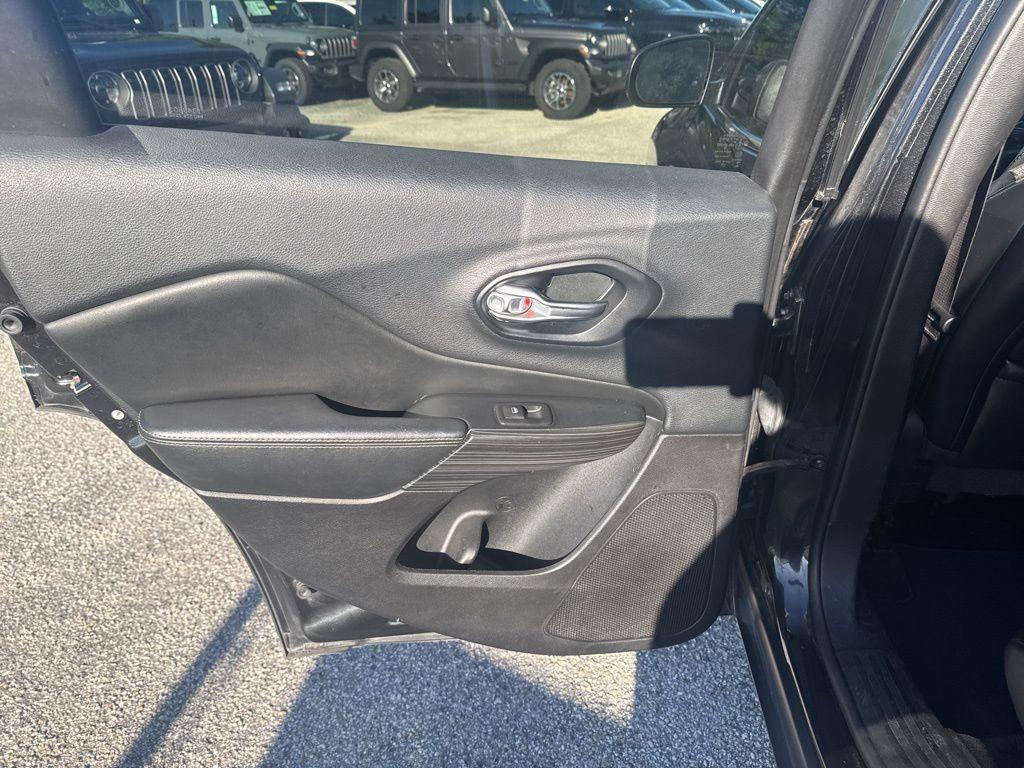 used 2015 Jeep Cherokee car, priced at $8,391