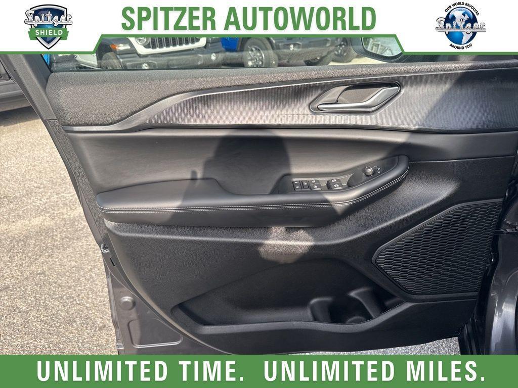 new 2025 Jeep Grand Cherokee L car, priced at $37,995