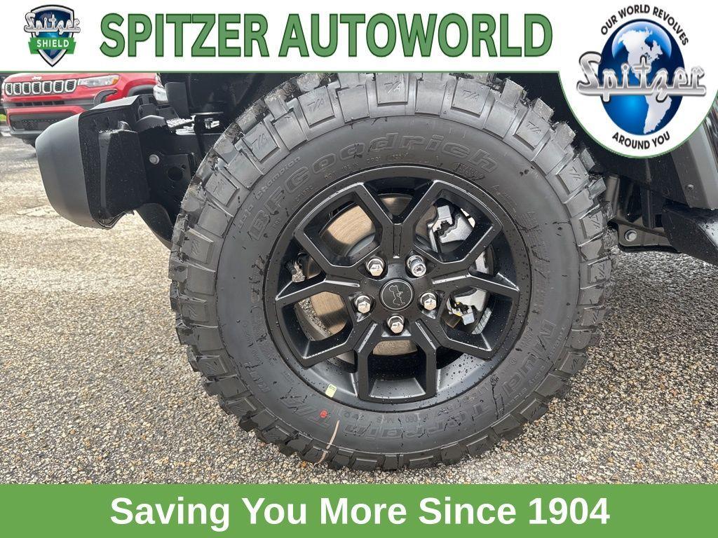 new 2025 Jeep Gladiator car, priced at $45,975