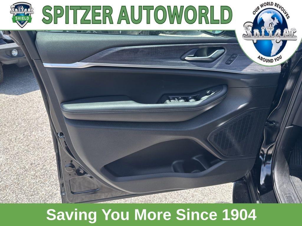 used 2025 Jeep Grand Cherokee car, priced at $38,691