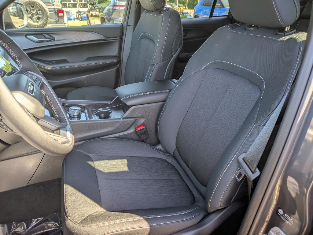 new 2025 Jeep Grand Cherokee car, priced at $45,165