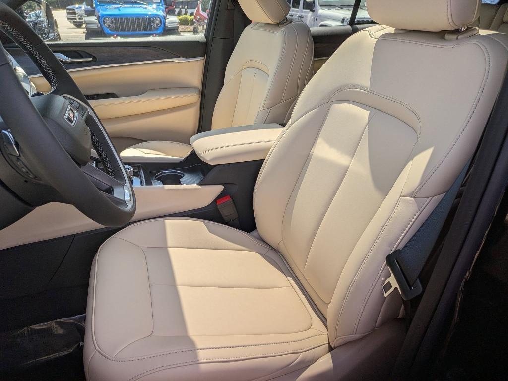 new 2025 Jeep Grand Cherokee car, priced at $50,010