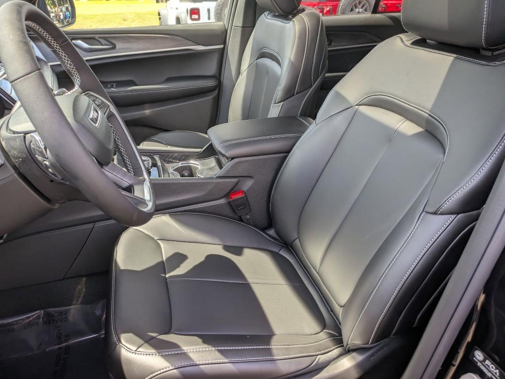 new 2025 Jeep Grand Cherokee car, priced at $49,005