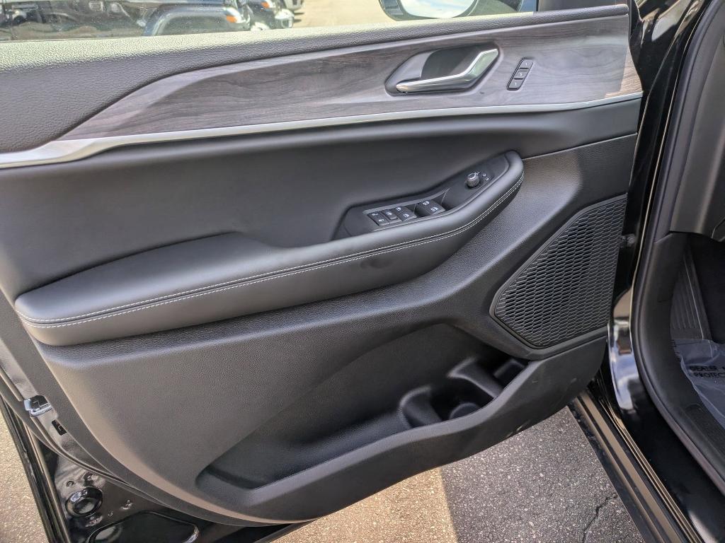 new 2025 Jeep Grand Cherokee car, priced at $49,005