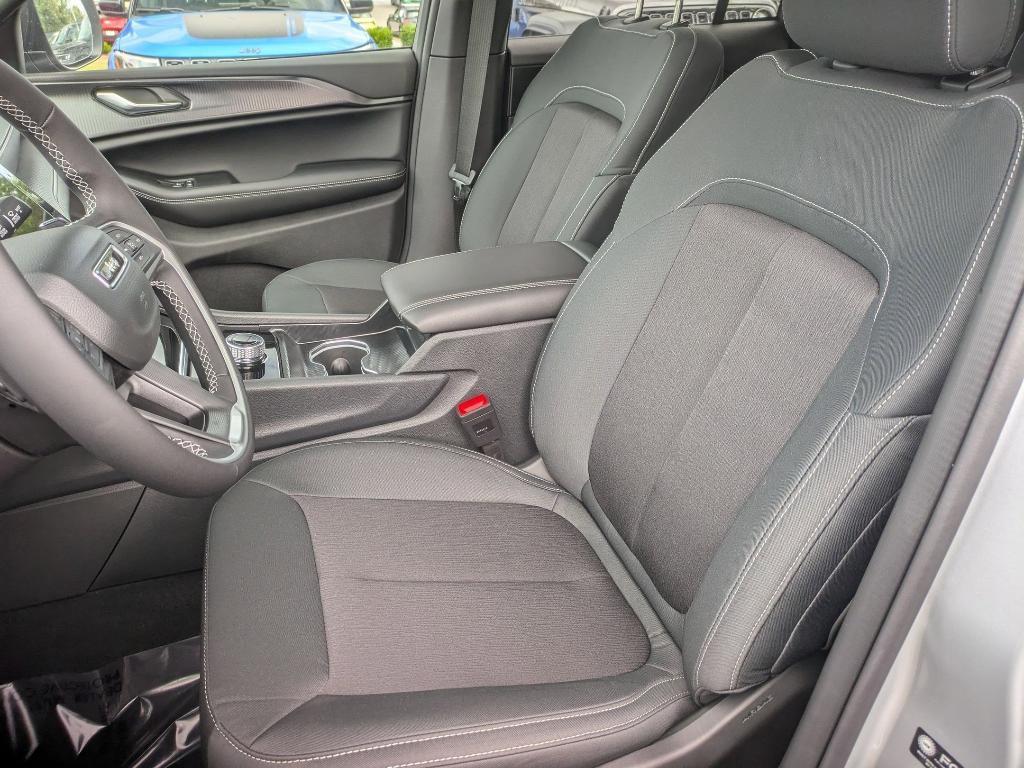 new 2025 Jeep Grand Cherokee car, priced at $42,375