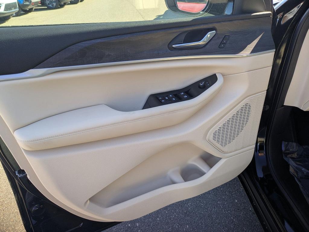 new 2025 Jeep Grand Cherokee car, priced at $53,930