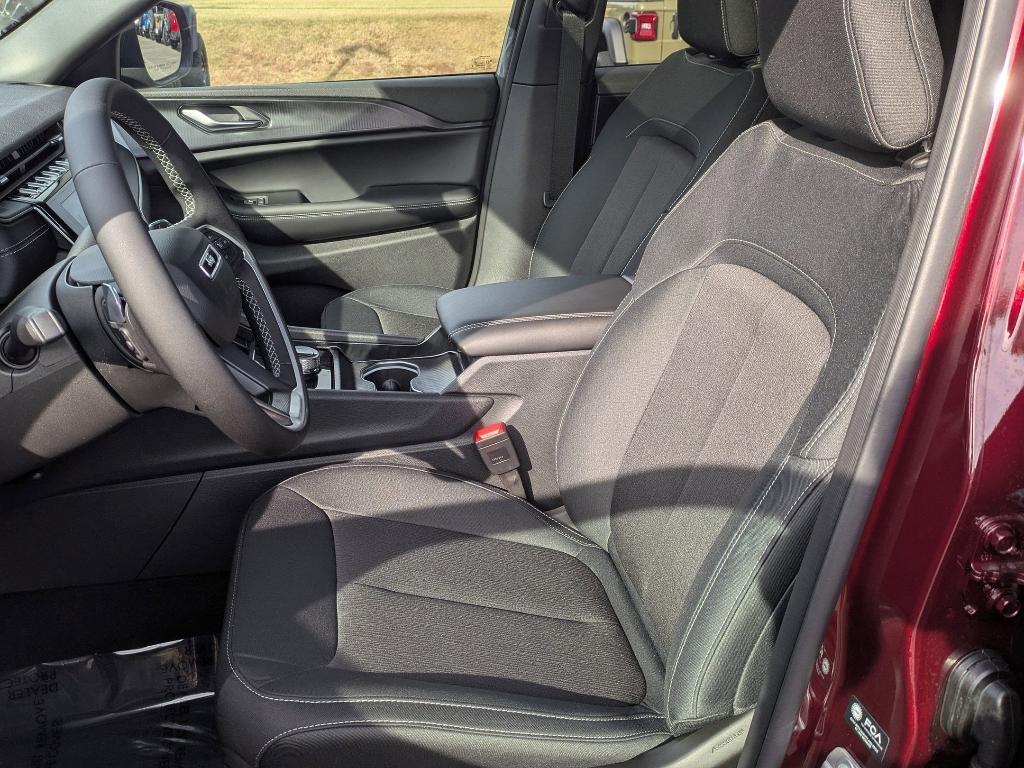 new 2025 Jeep Grand Cherokee car, priced at $42,375