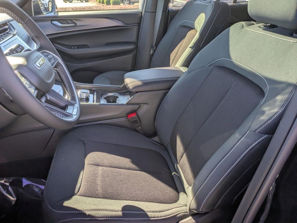 new 2025 Jeep Grand Cherokee car, priced at $42,375