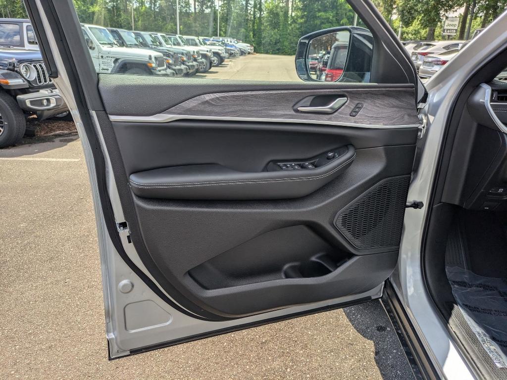 new 2025 Jeep Grand Cherokee car, priced at $48,010