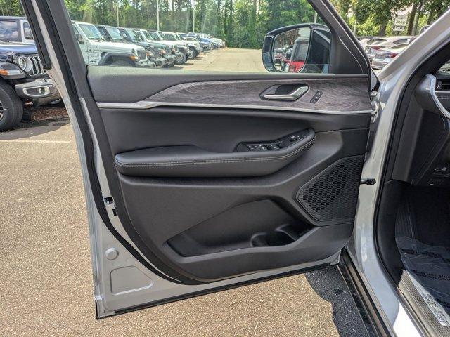 new 2025 Jeep Grand Cherokee car, priced at $48,010