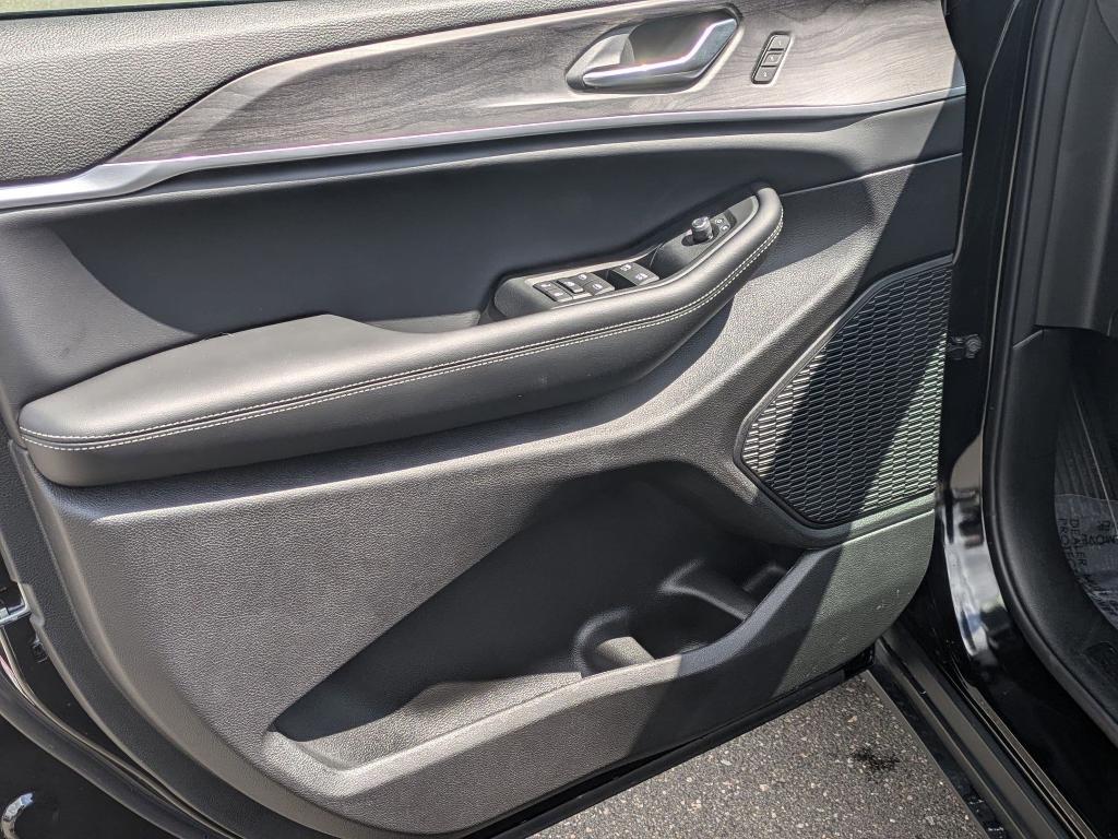 new 2025 Jeep Grand Cherokee car, priced at $48,010