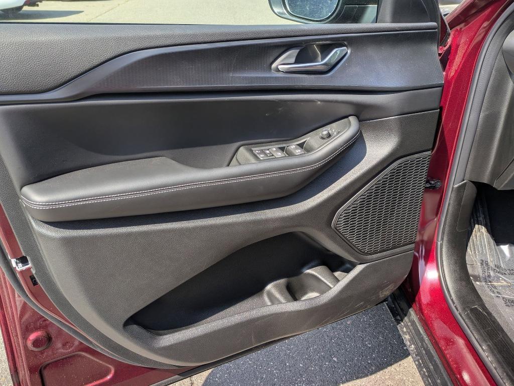 new 2025 Jeep Grand Cherokee car, priced at $42,170