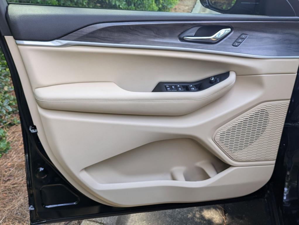 new 2025 Jeep Grand Cherokee car, priced at $50,010
