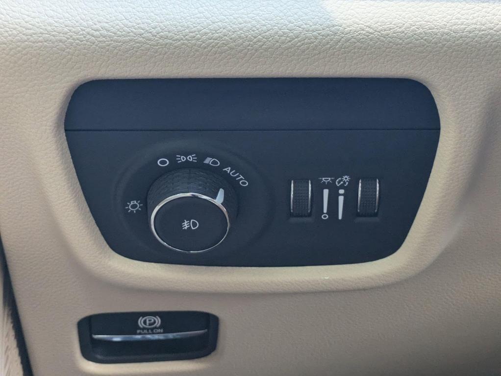 new 2025 Jeep Grand Cherokee car, priced at $50,010