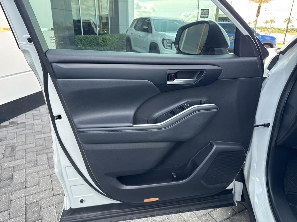 used 2021 Toyota Highlander car, priced at $25,999