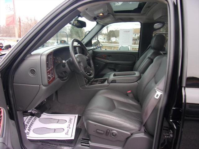 used 2004 Chevrolet Avalanche car, priced at $38,998