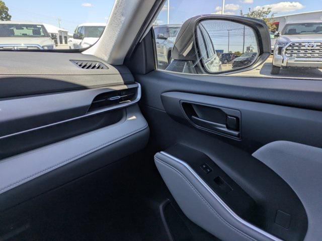 used 2022 Toyota Highlander car, priced at $28,987