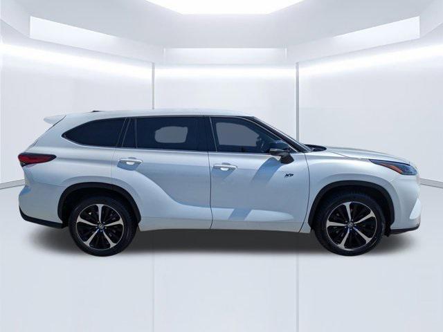 used 2022 Toyota Highlander car, priced at $28,987