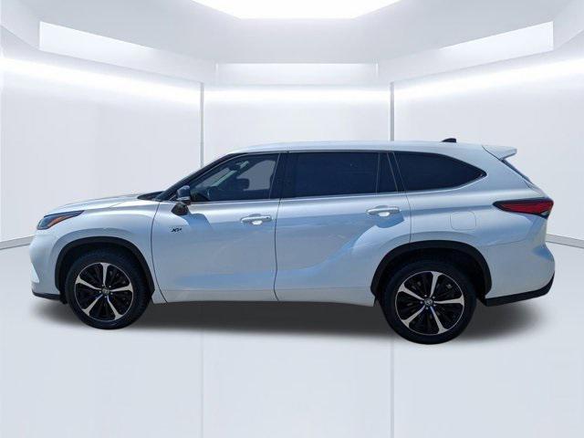 used 2022 Toyota Highlander car, priced at $28,987