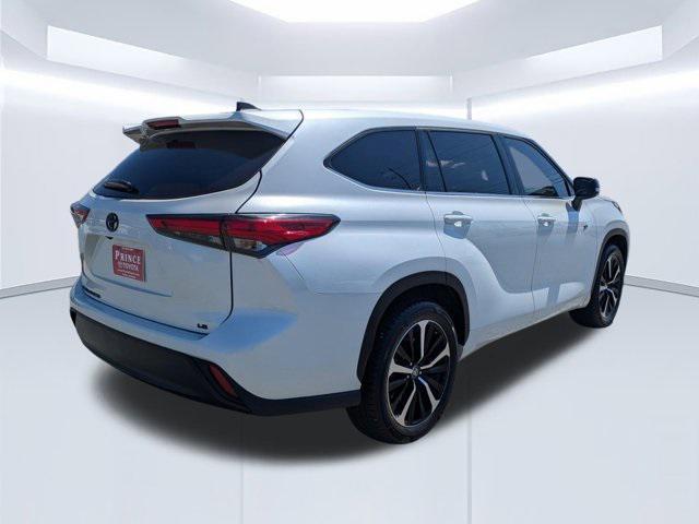 used 2022 Toyota Highlander car, priced at $28,987