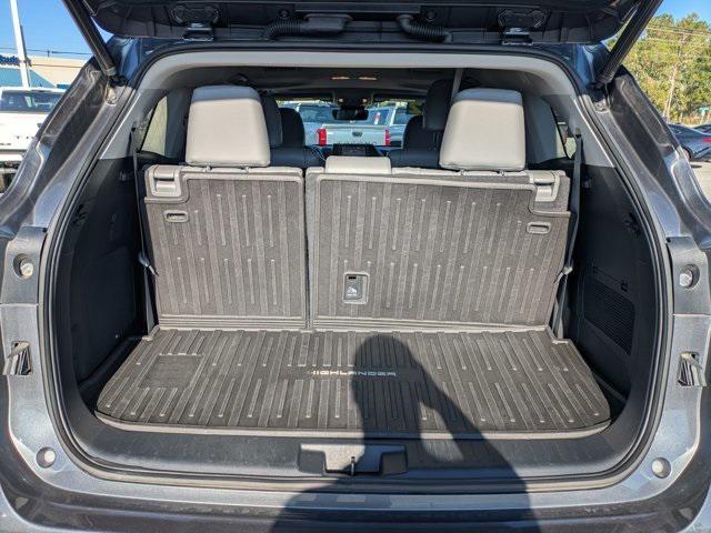 used 2022 Toyota Highlander car, priced at $37,896