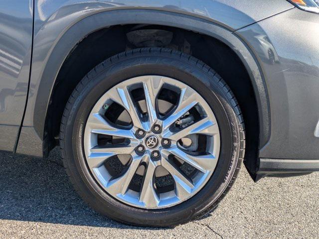 used 2022 Toyota Highlander car, priced at $37,896