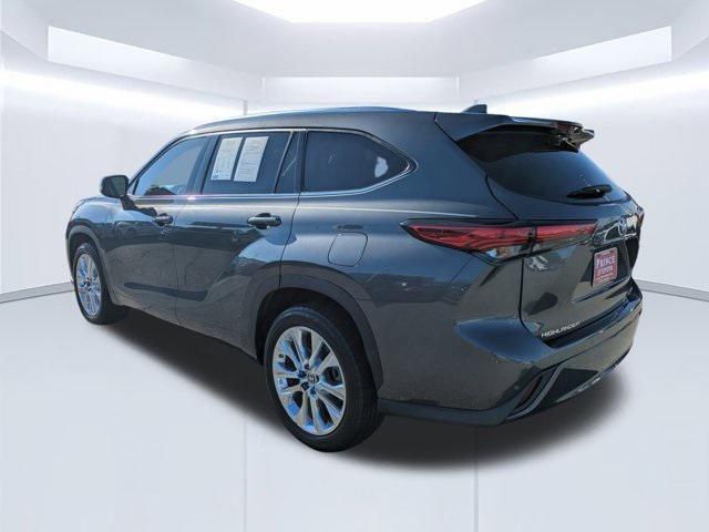 used 2022 Toyota Highlander car, priced at $37,896