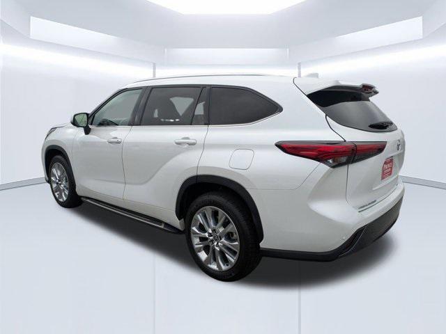 used 2023 Toyota Highlander car, priced at $38,588