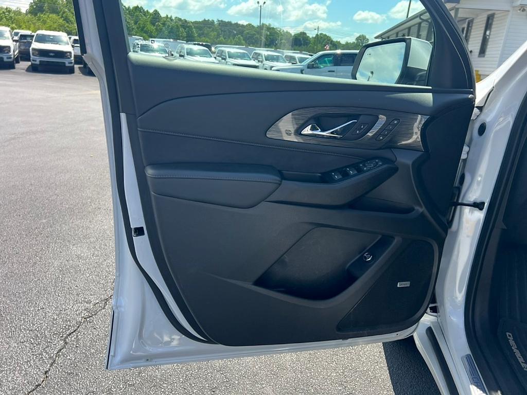 used 2023 Chevrolet Traverse car, priced at $38,455