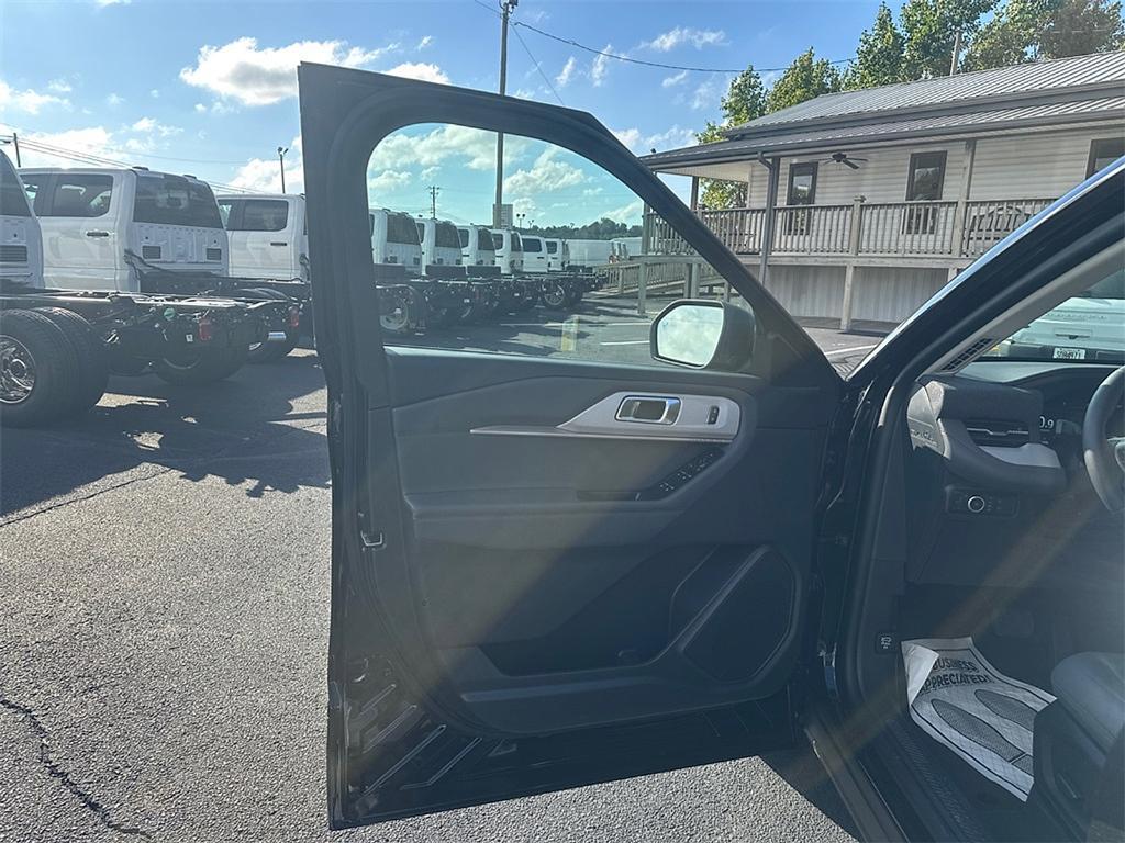 new 2025 Ford Explorer car, priced at $40,175