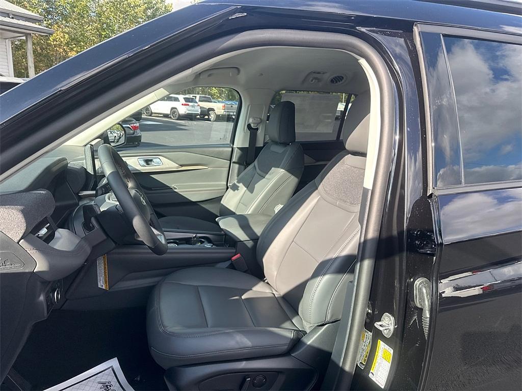 new 2025 Ford Explorer car, priced at $40,175