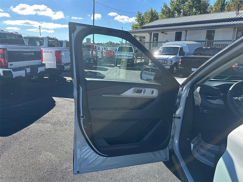 new 2025 Ford Explorer car, priced at $40,175