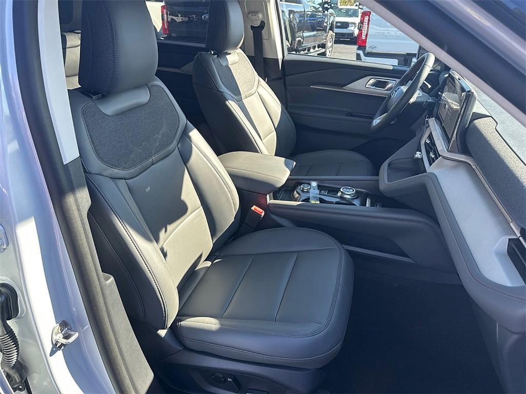 new 2025 Ford Explorer car, priced at $40,175