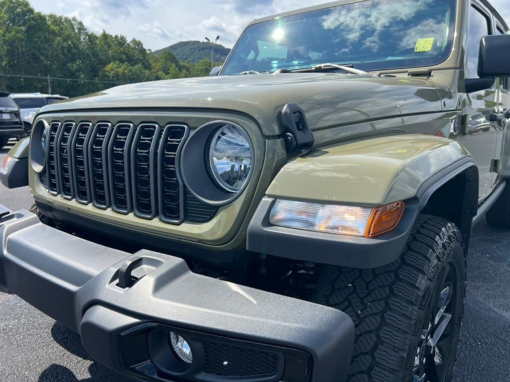 used 2025 Jeep Gladiator car, priced at $38,923